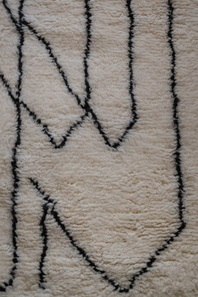 édtail motifs géométriques tapis Béni Ouarain blanc