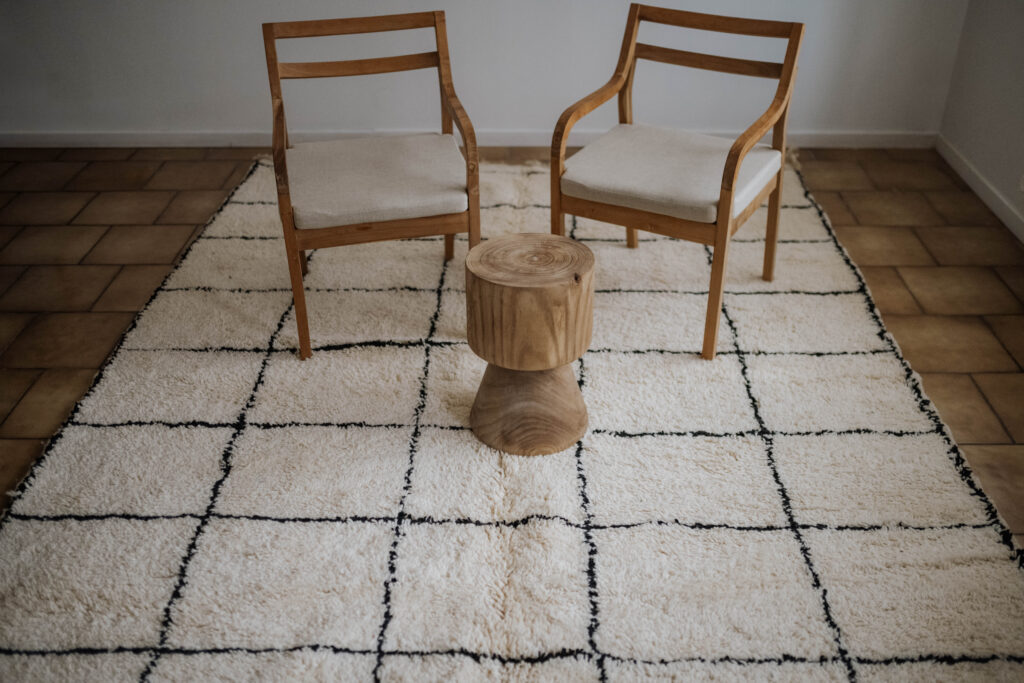 détail broderies noires tapis Béni Ouarain écru