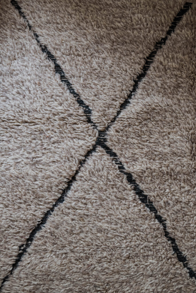 texture laine naturelle tapis berbère gris