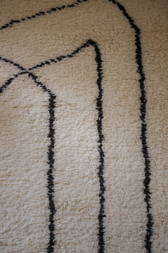texture laine naturelle tapis berbère blanc et noir